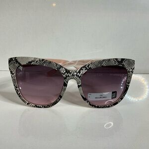 Elegant Snake Print Sunglasses with Pink Accents